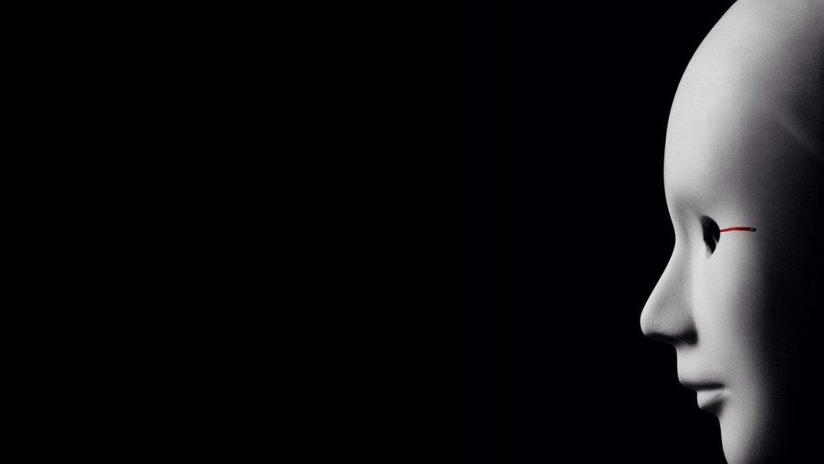 Силуэт за стеклом