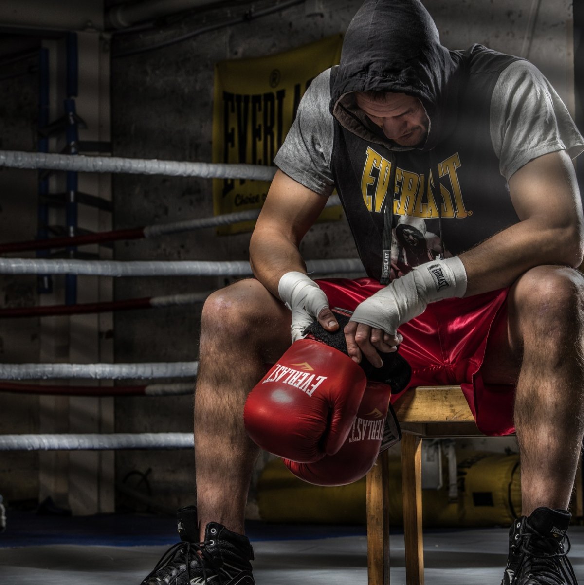 Боксер в капюшоне