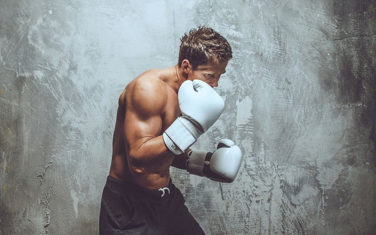 Парень боксер на ринге