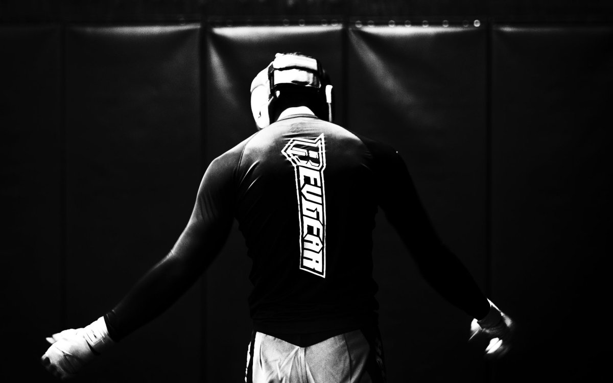 Боксёрские перчатки висят