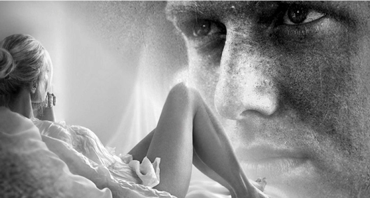 Девушка плачет от счастья