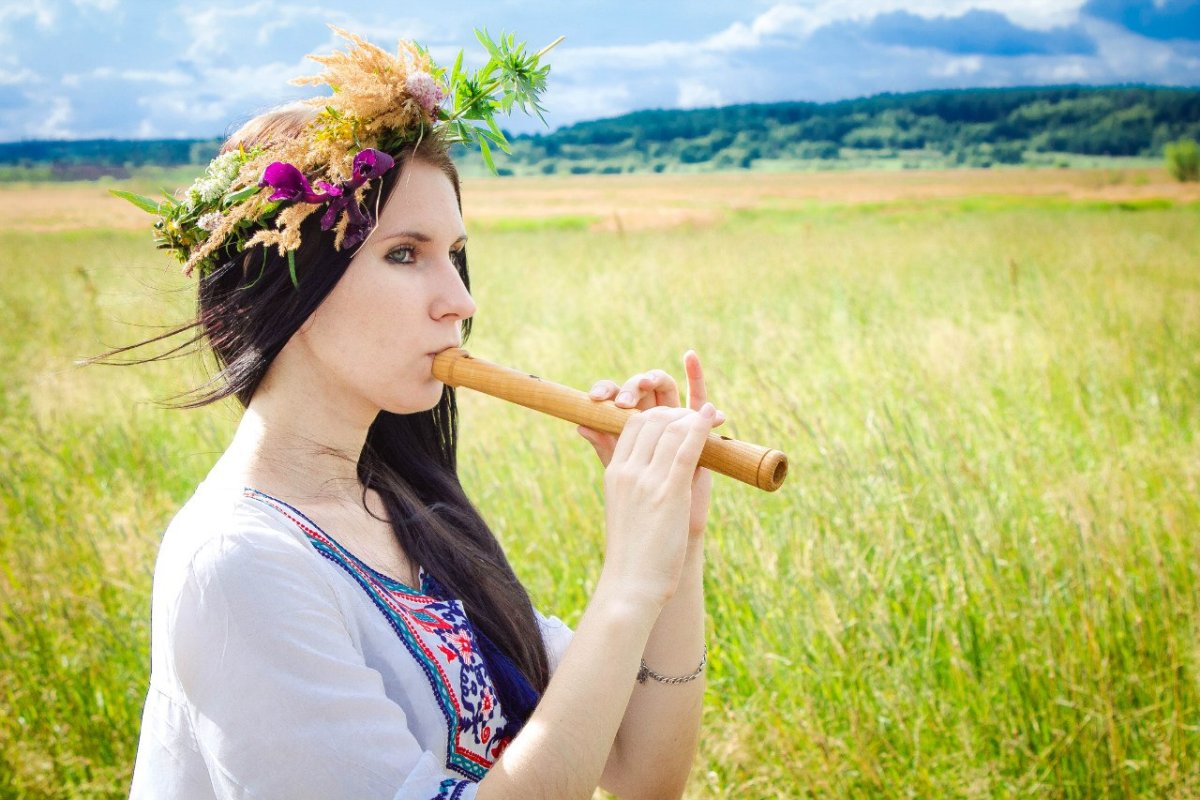 Девушка с дудочкой