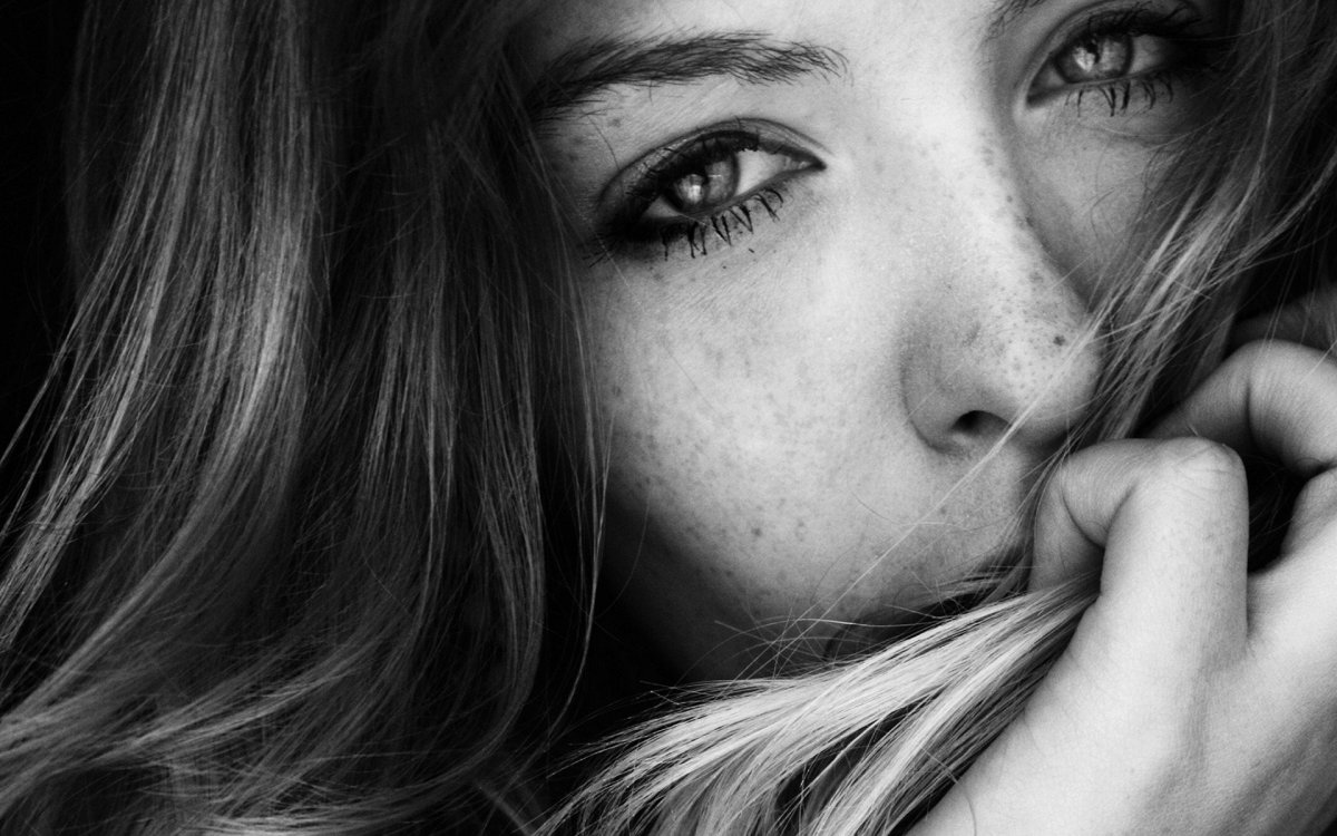 Девушка с грустными глазами