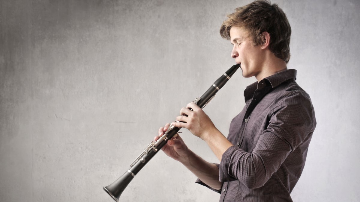 Парень с музыкальным инструментом