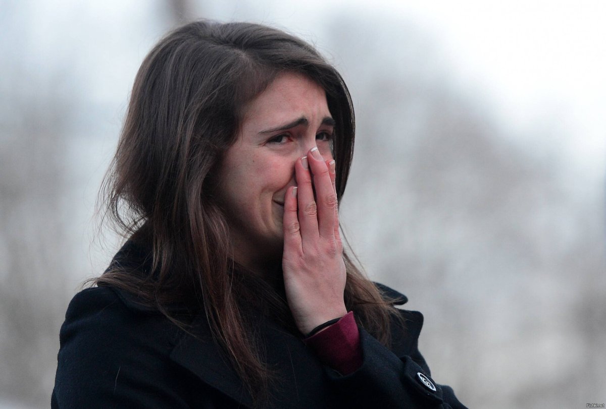 Слёзы на лице девушки