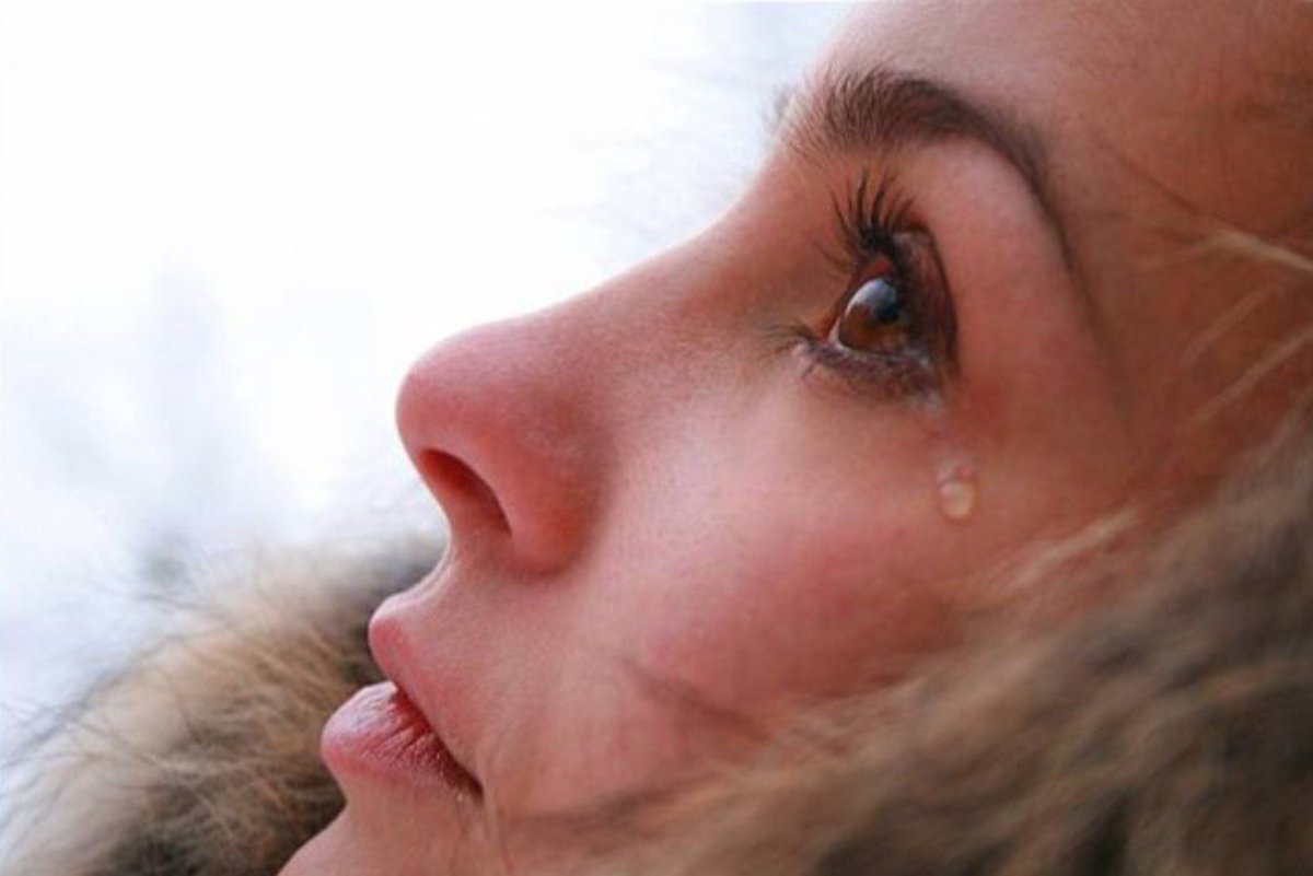 Девушка молится со слезами