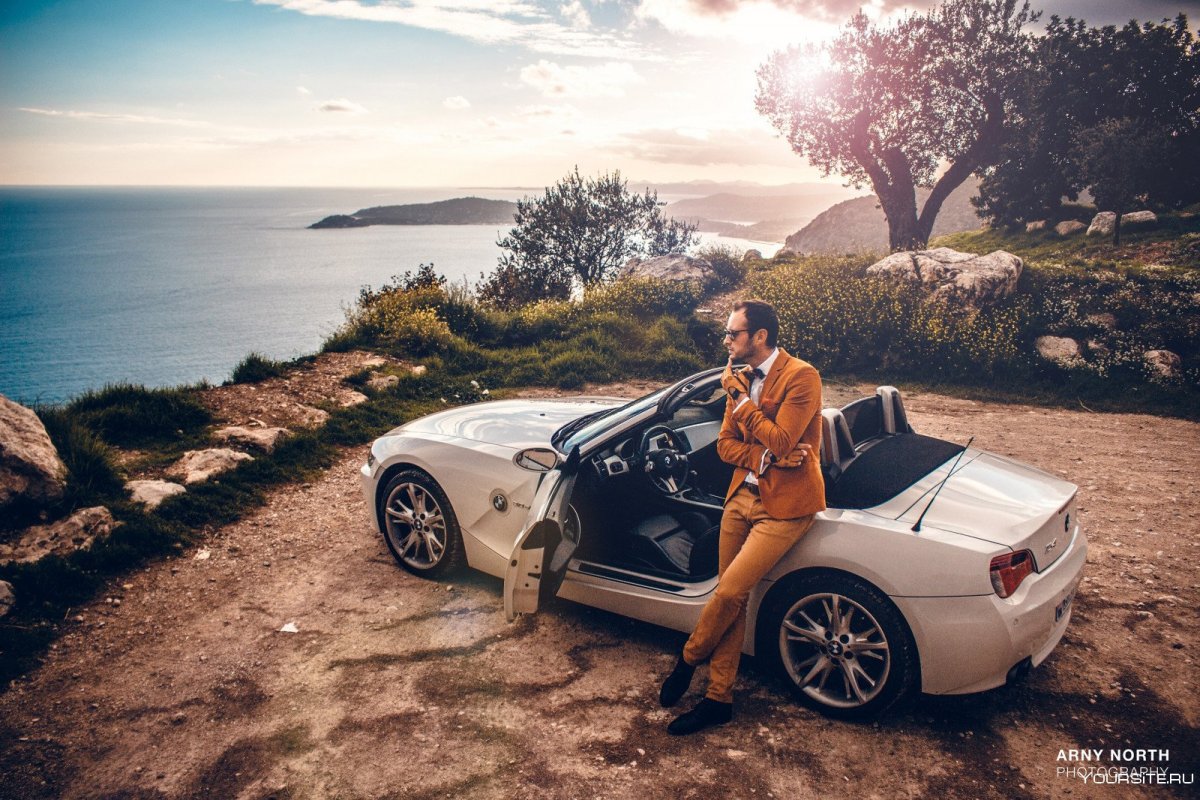 Парень с девушкой в кабриолете