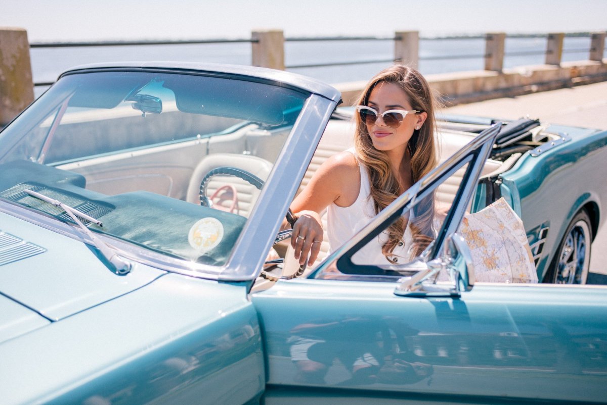 Кабриолет с пассажирами