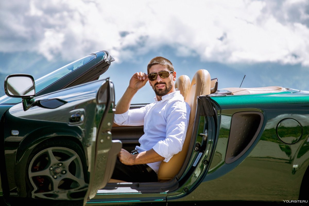 Пара в кабриолете