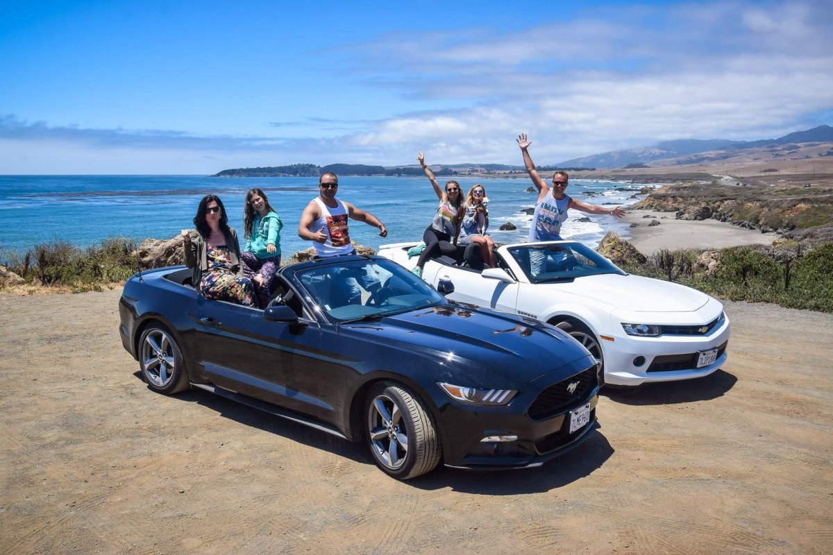 Парень с девушкой в кабриолете