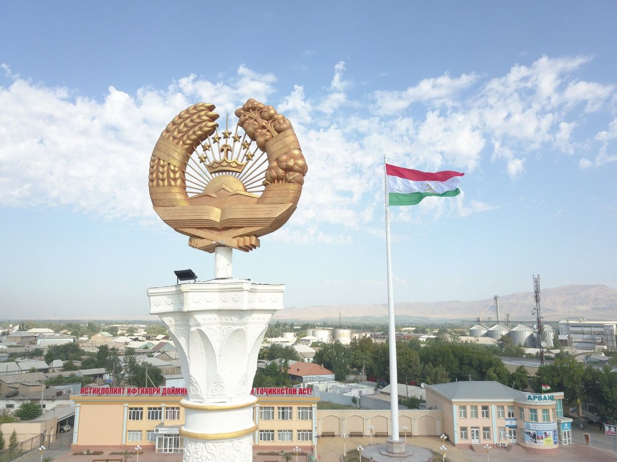 Флаг и герб Таджикистана