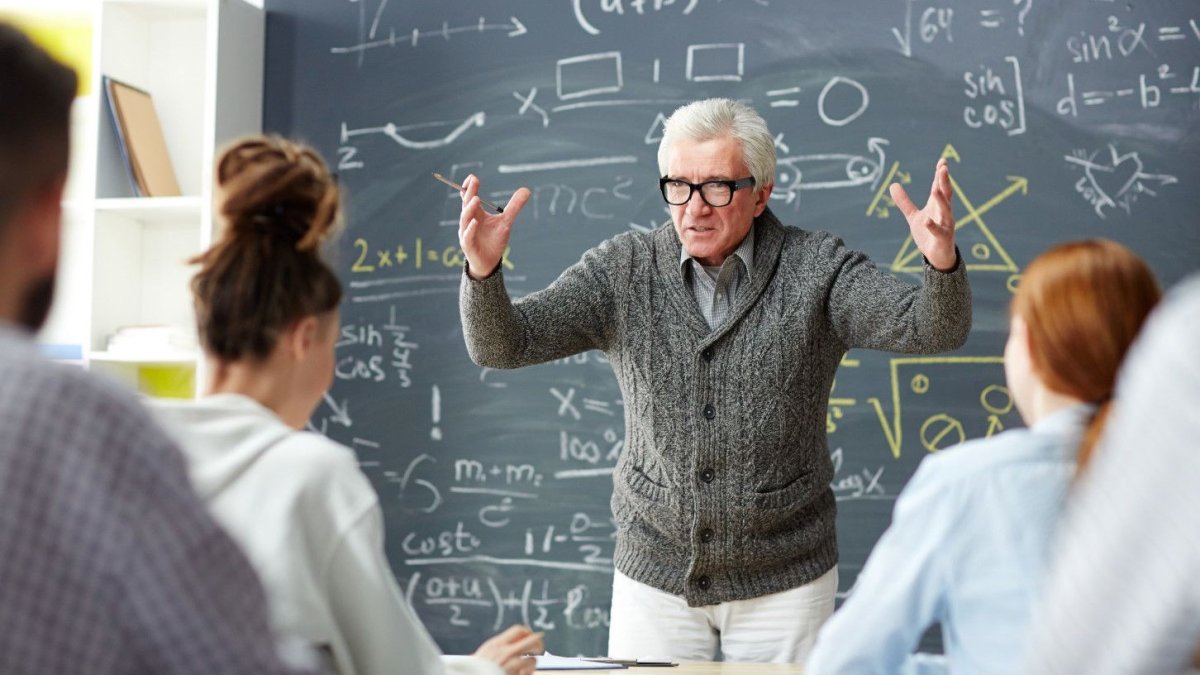 Учитель у доски