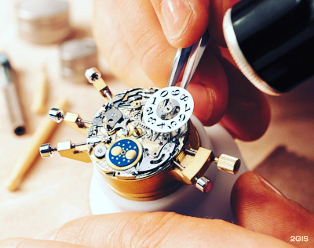 Часовщик чинит часы