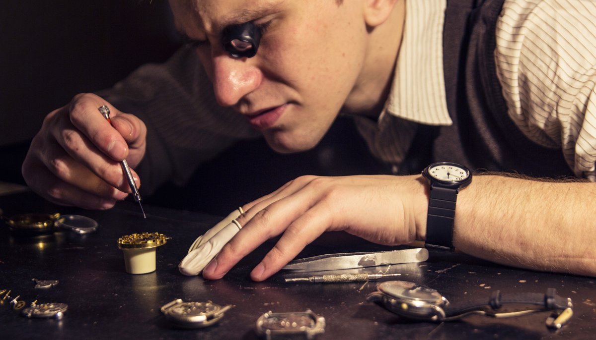 Часовщик чинит часы
