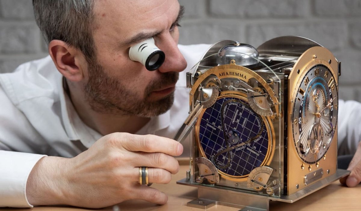 Часовщик Михаил Тюлюкин