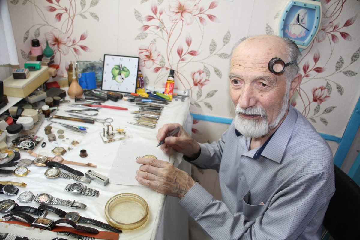 Мужчина Часовщик в работе фото