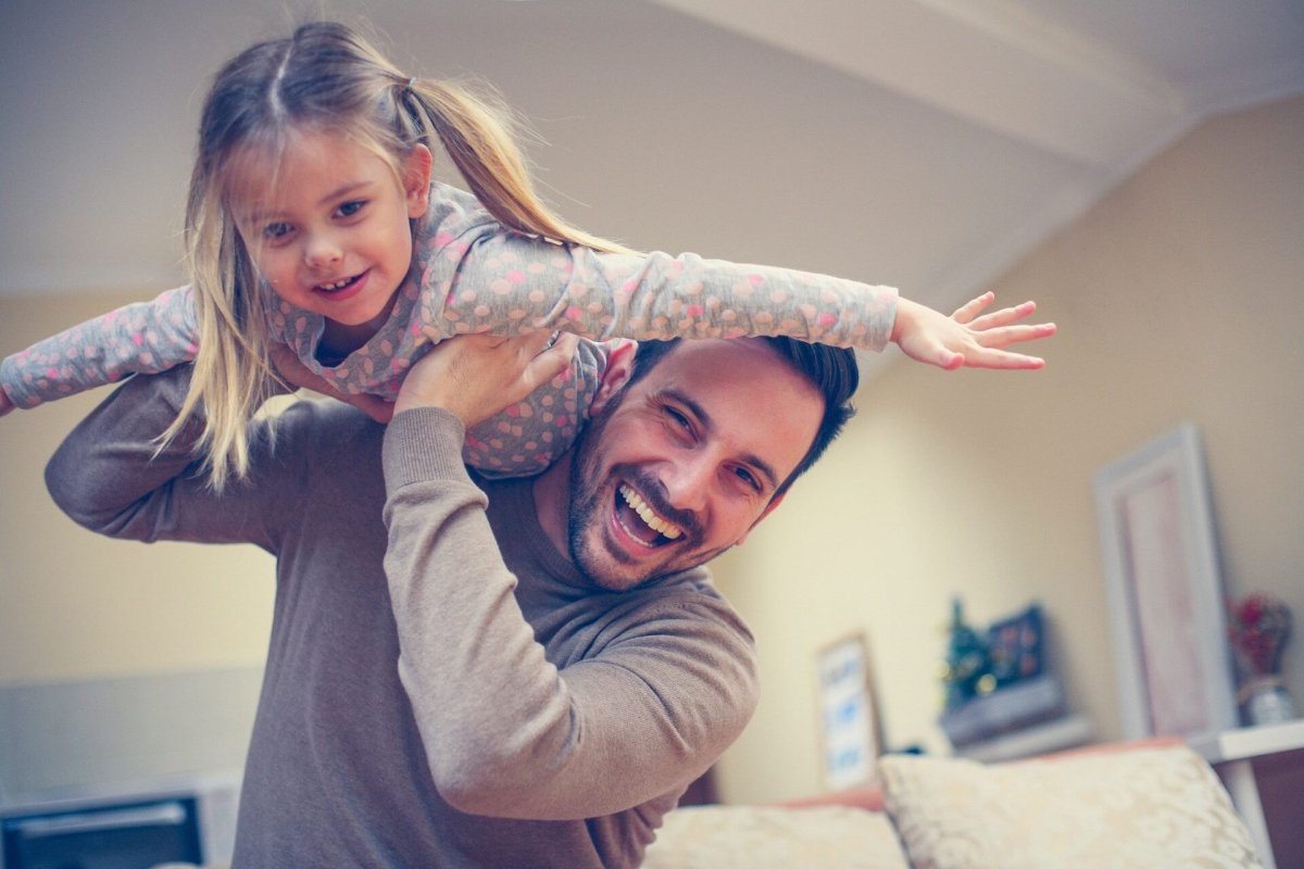 Отец с дочкой со спины