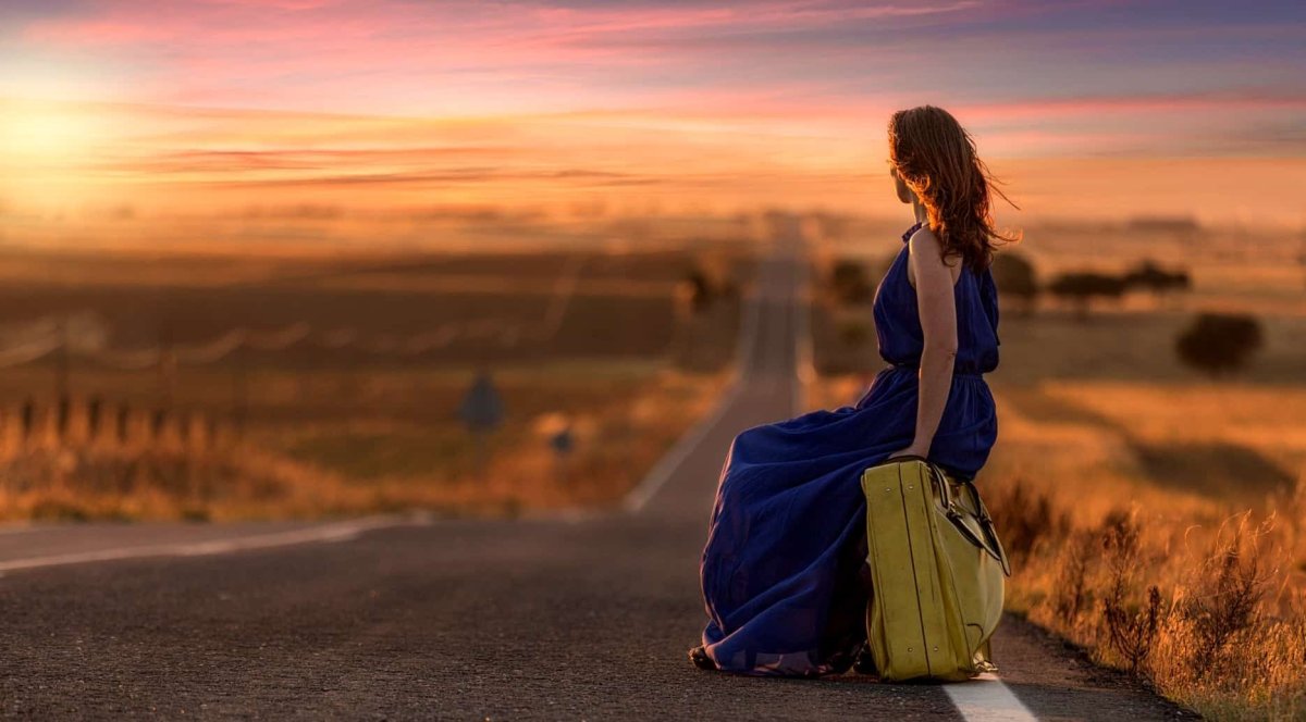 Мужчина идет по дороге