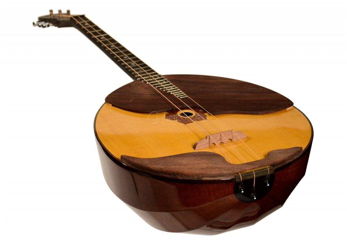 Домра на белом фоне