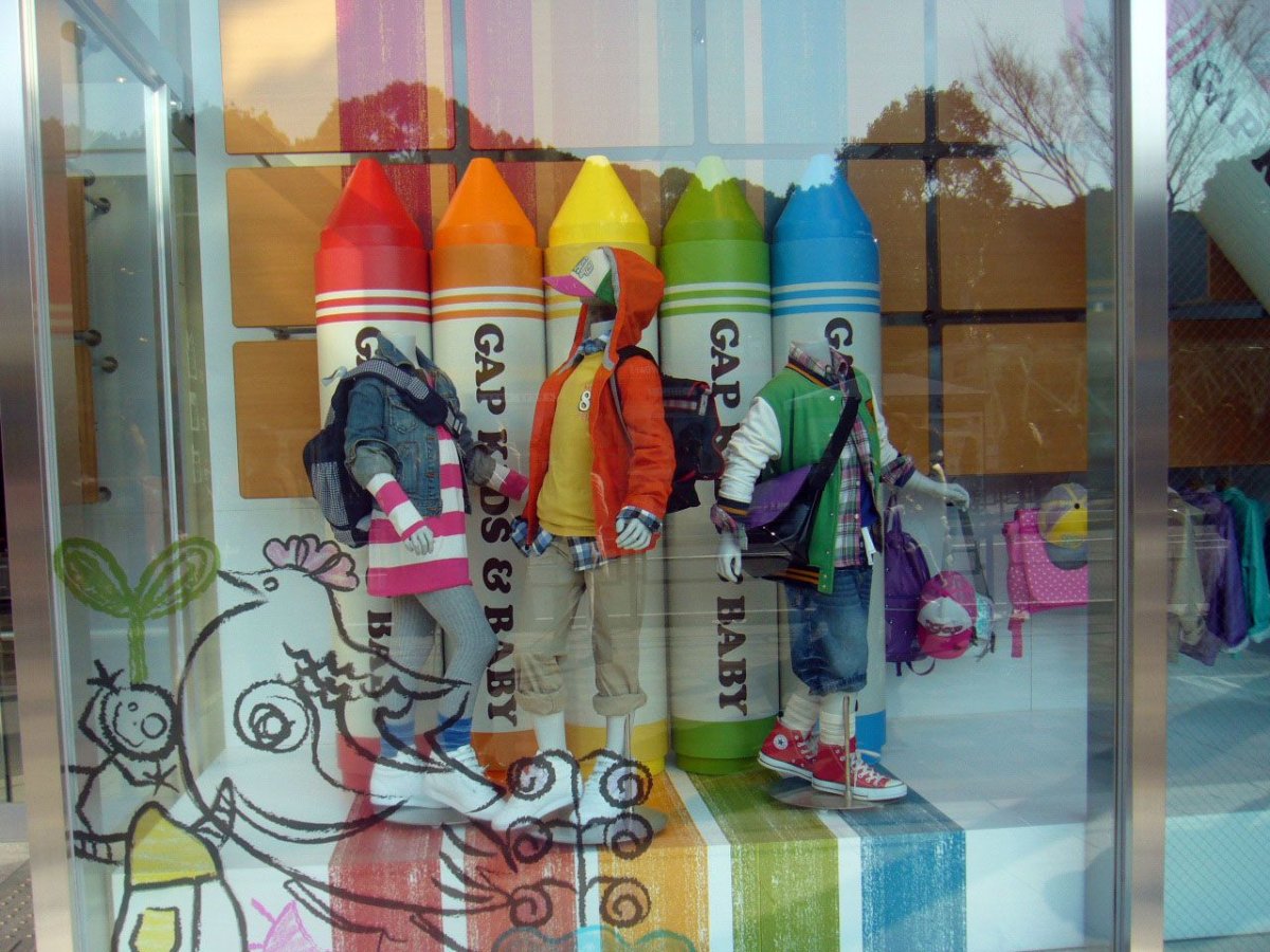 Витрина магазина детской одежды