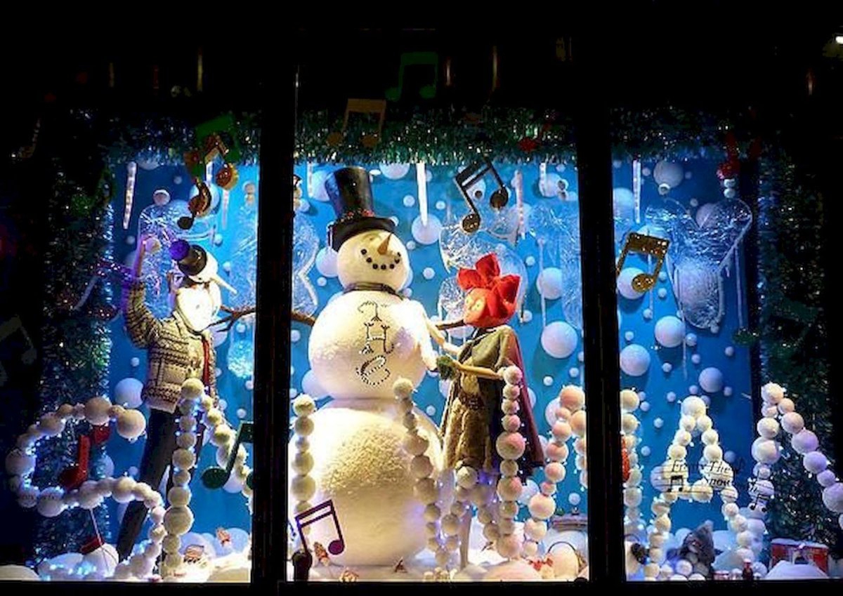 Новогодняя витрина игрушек