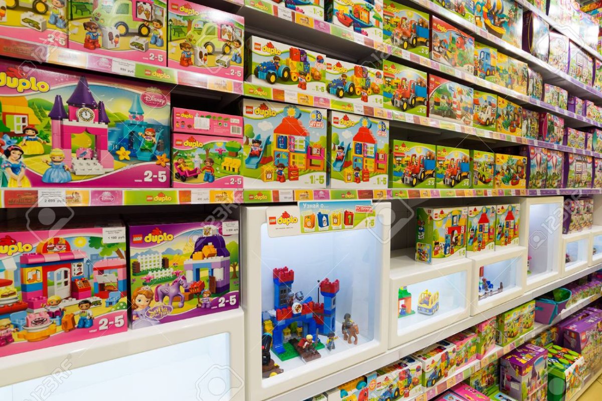 Полки с игрушками в магазине