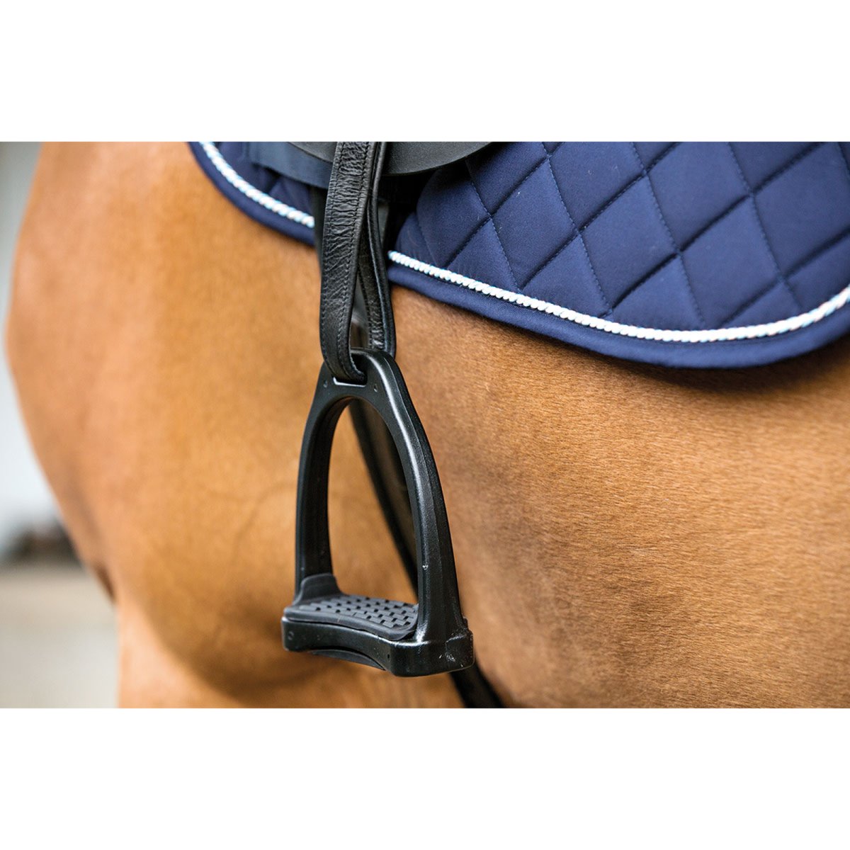 Стремена для лошади с проходом для путлищ на верху