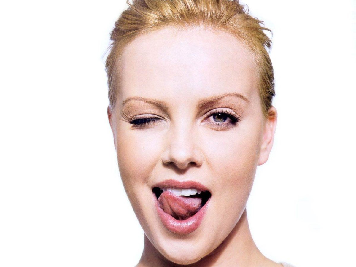 Парень подмигивает