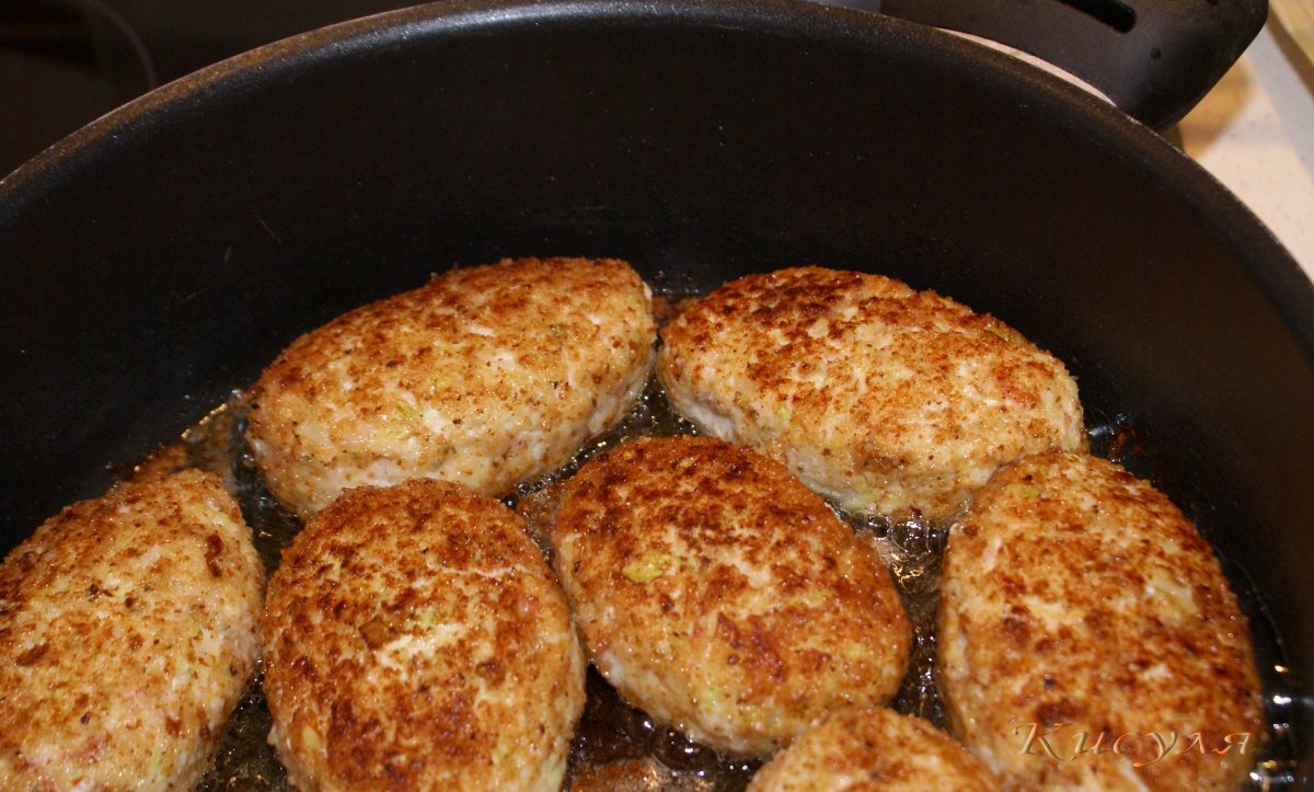 Котлета на белом фоне