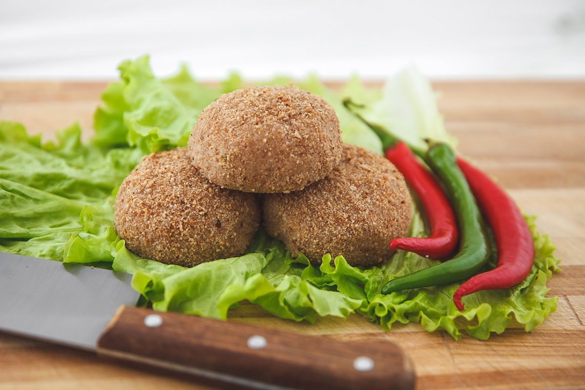 Котлеты на деревянном столе