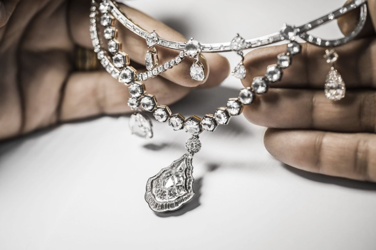 Ювелирные украшения на красивом фоне