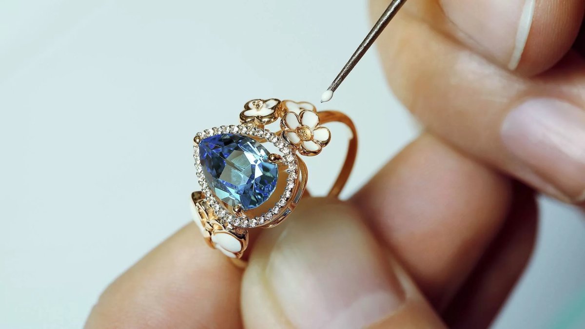 Мастер ювелирных украшений