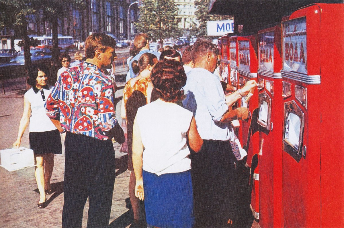 Советские студенты в библиотеке