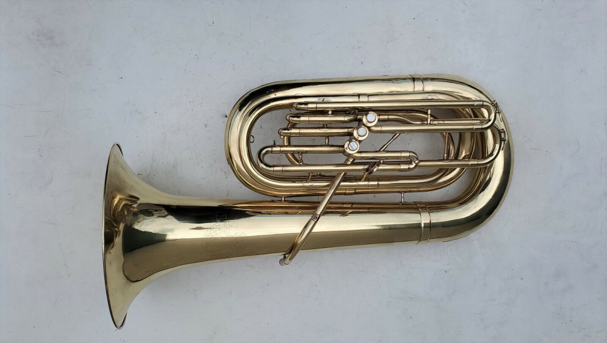 Большая труба медный духовой музыкальный инструмент