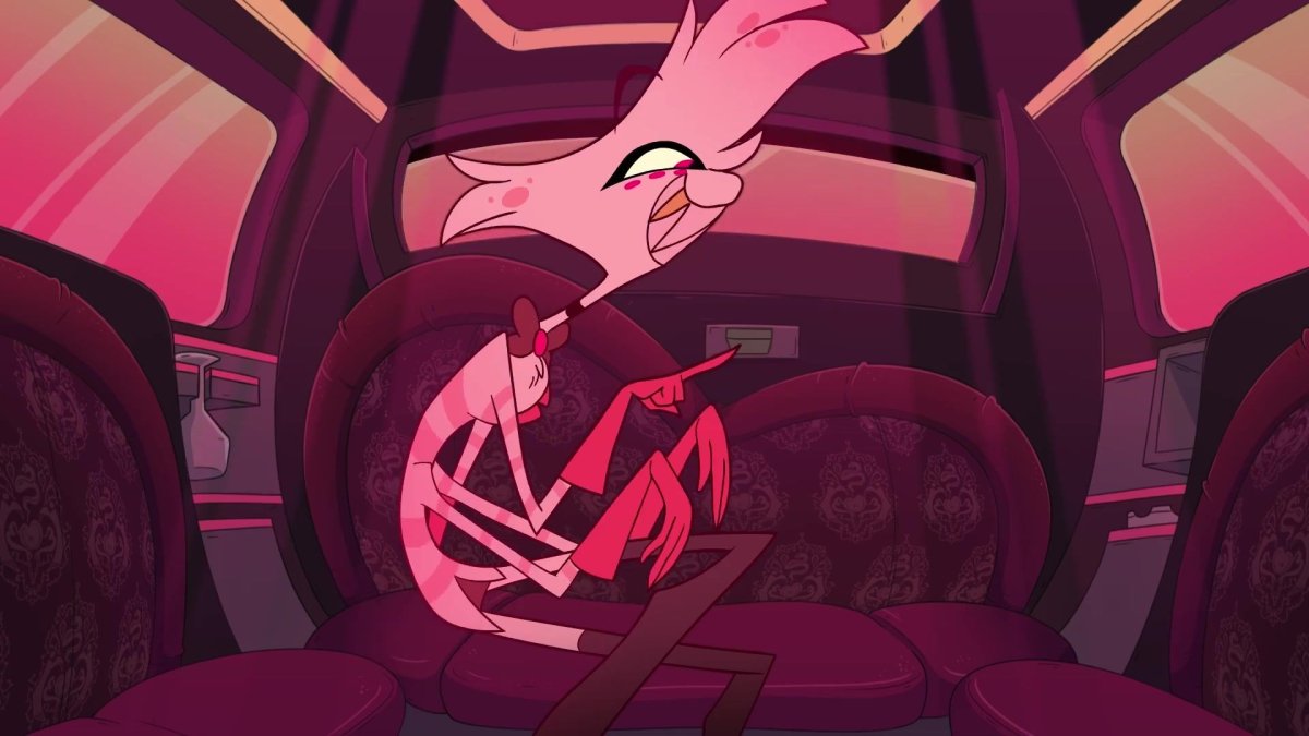 Шлепает девочку