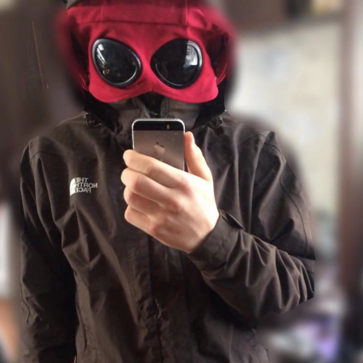 Парень в маске возле машины