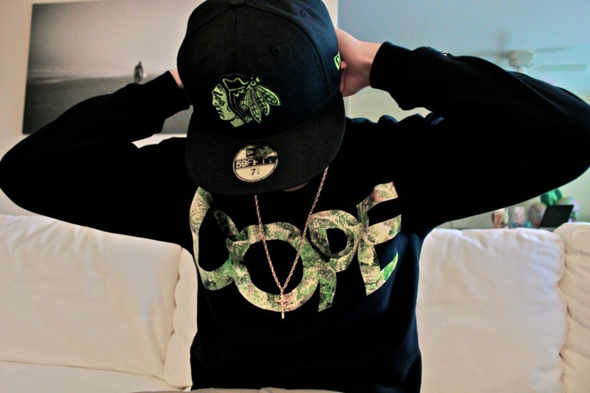 Красивая девушка в кепке