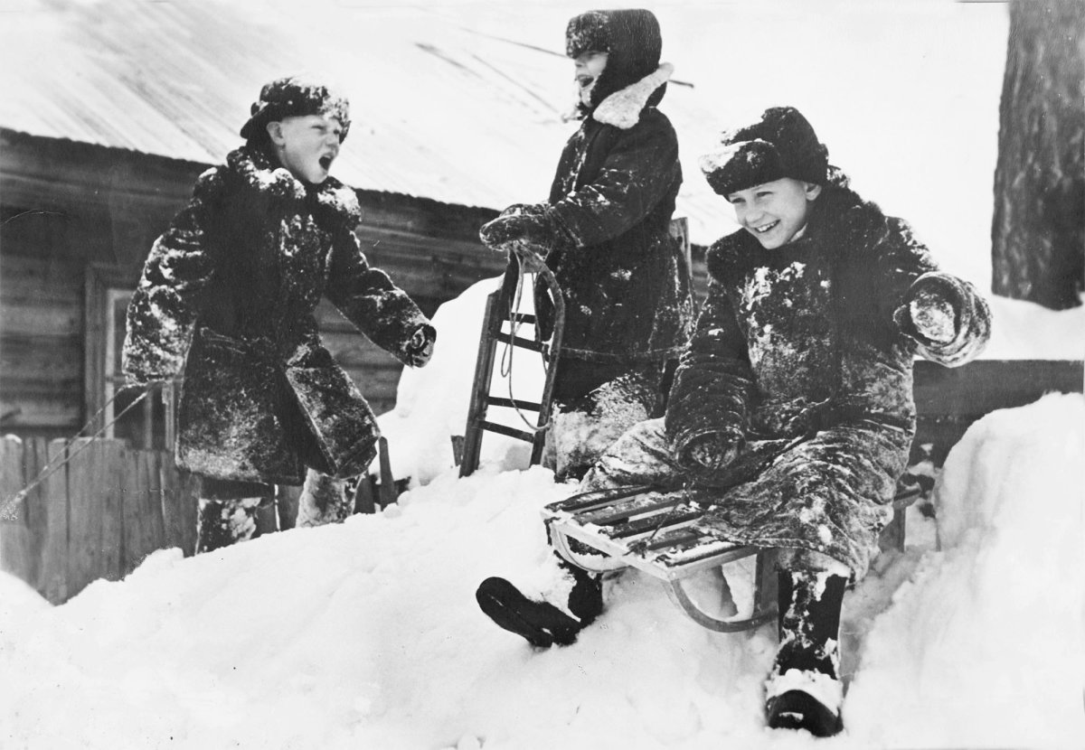 Советское детство . Катание с горки