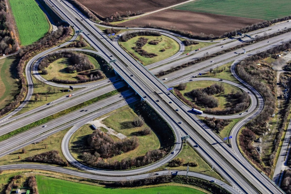 Дорога в даль с машиной