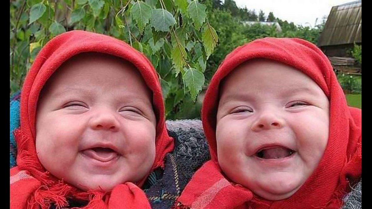 Красивая девушка смеется