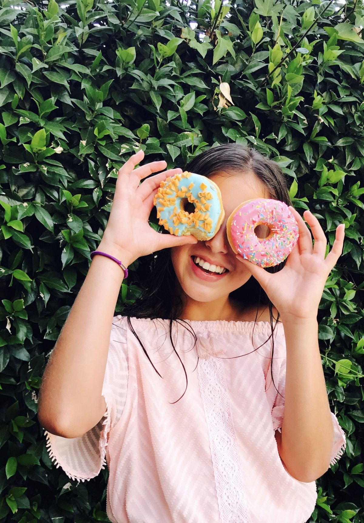 Девушка смеется