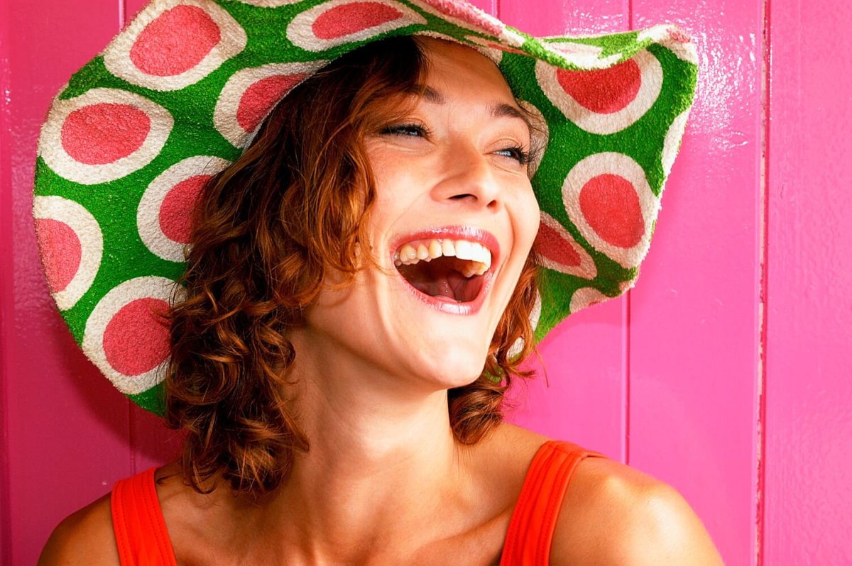 Девки смеются