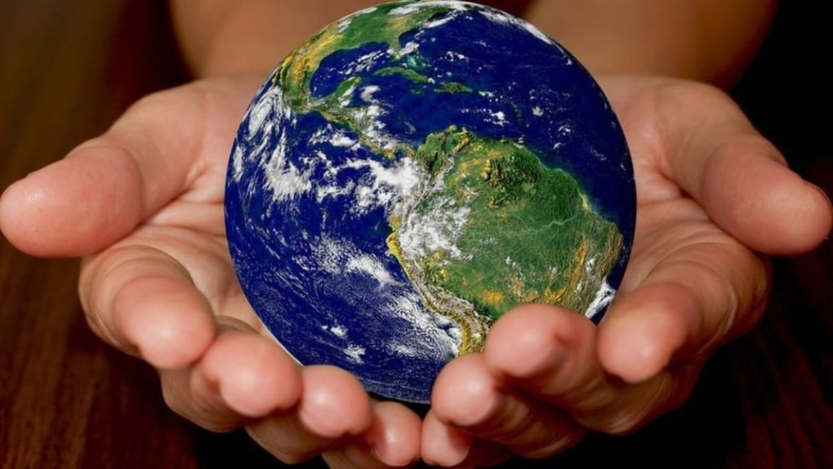 Земной шар в руках человека