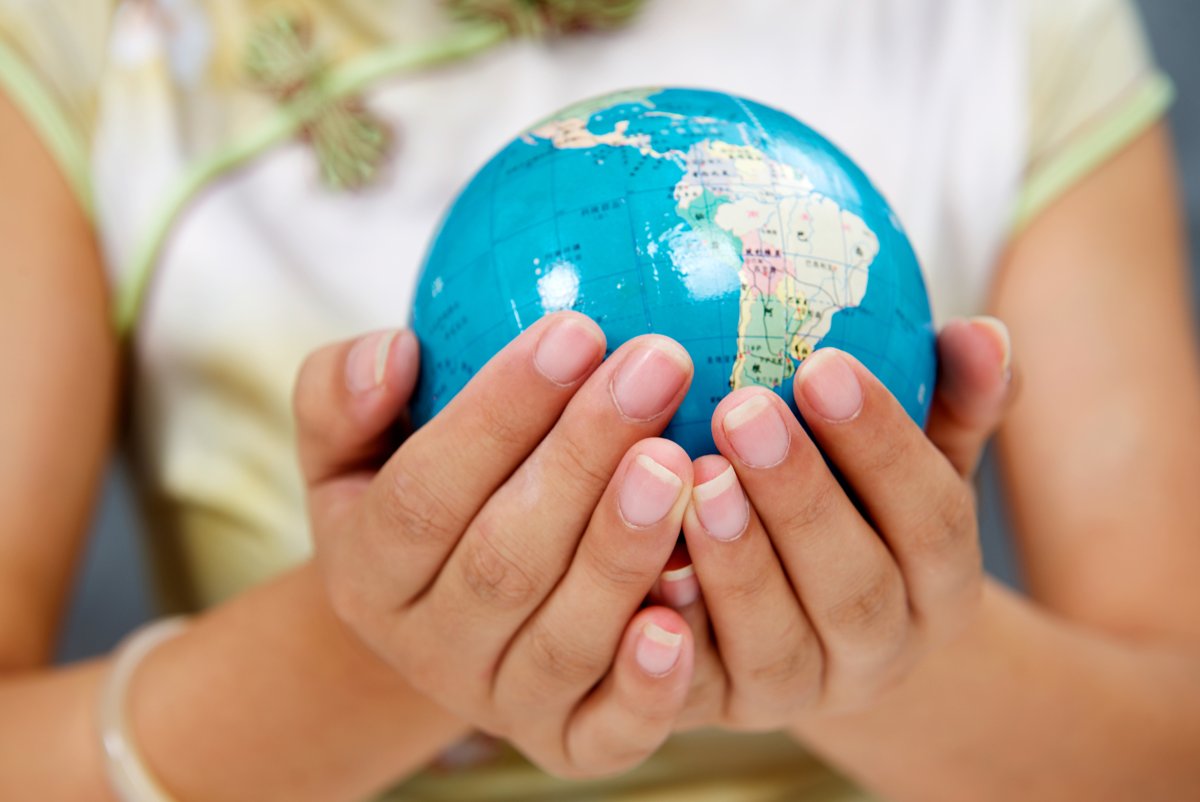 Глобус в руках