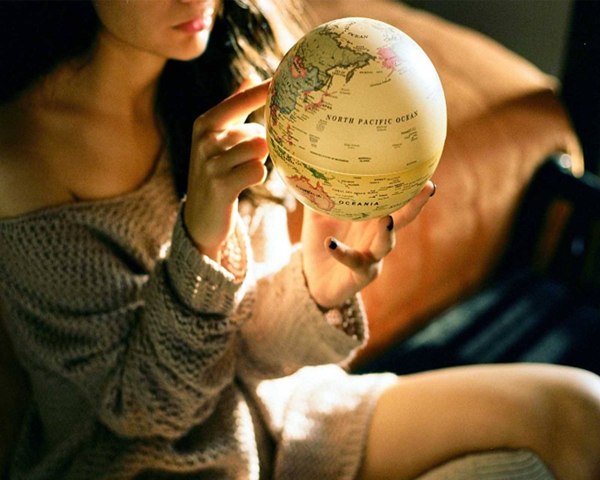 Маска на земном шаре