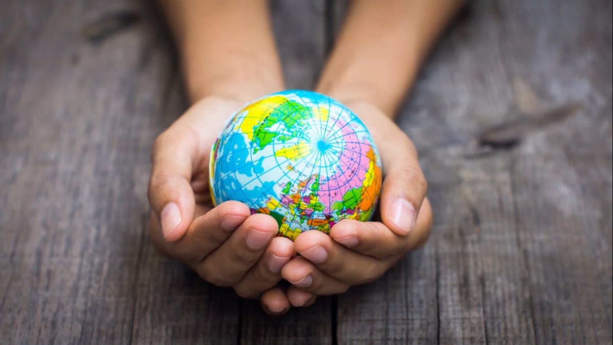 Глобус в руках