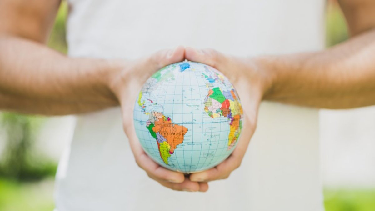 Маленькие держит Глобус