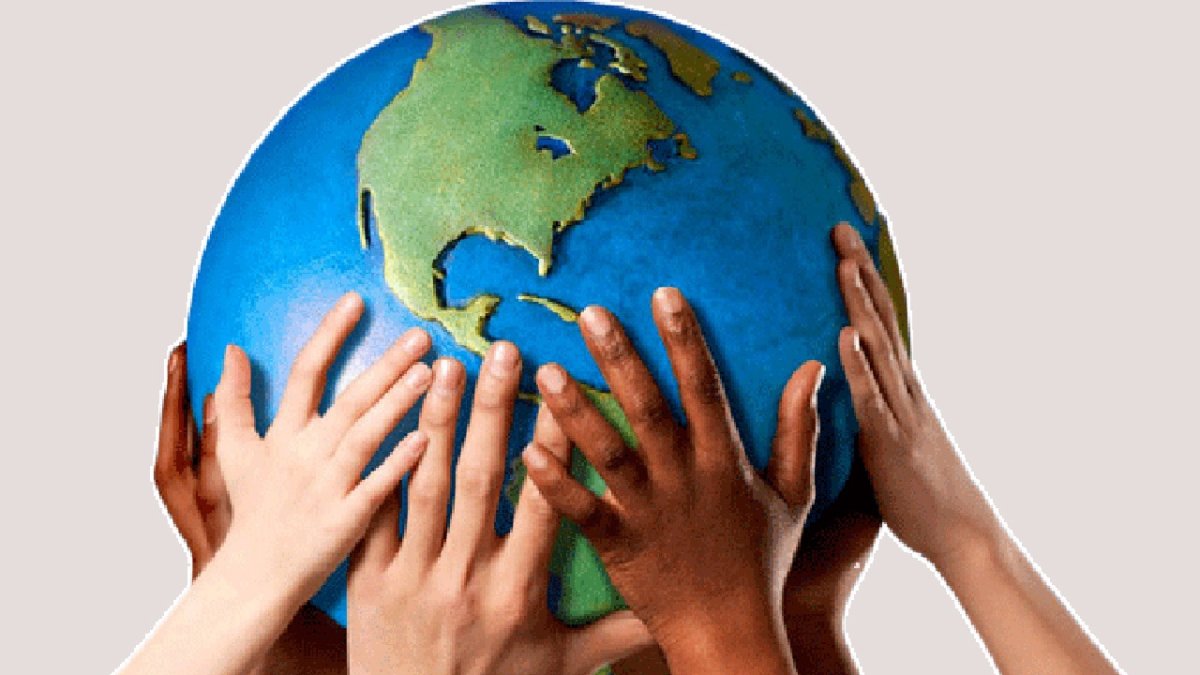 Женщина с глобусом в руках