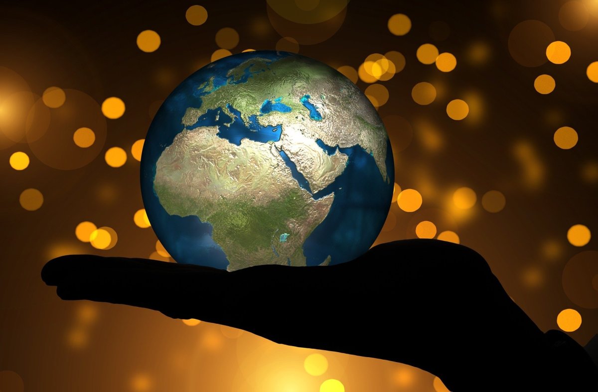 Руки которые держат землю