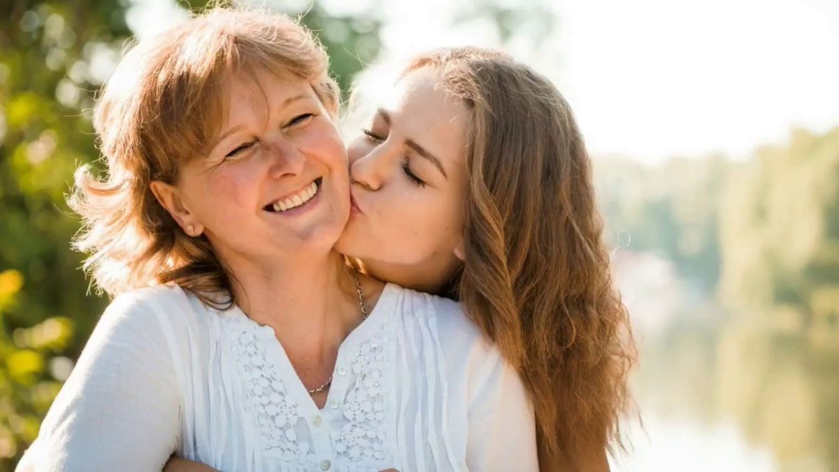 Счастливые мама и дочь